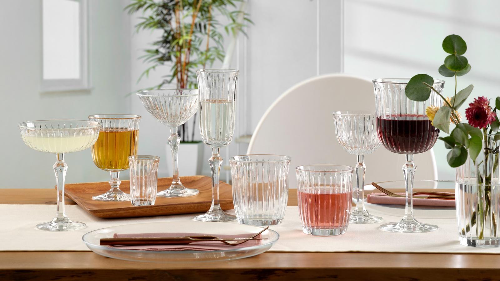 Tryezë e shtruar me pjata porcelani, gota qelqi dhe pajisje kuzhine nga Kik Home